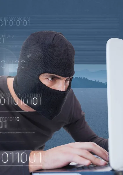 Хакер працює на ноутбуці — стокове фото