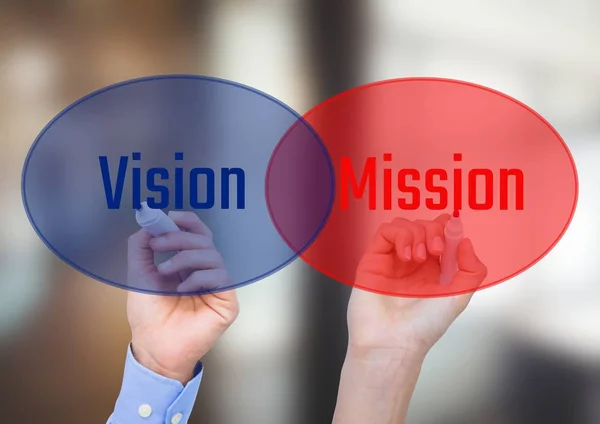 Eine Hand schreibt Vision andere Mission — Stockfoto