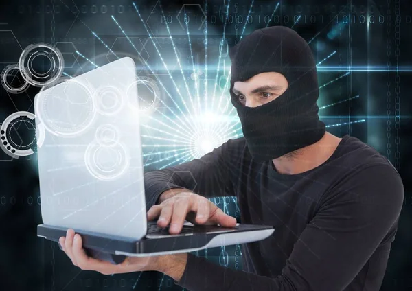 Hacker met kap met behulp van een laptop — Stockfoto