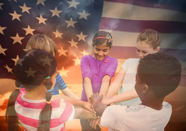 Kinderen met handen samen tegen Amerikaanse vlag — Stockfoto