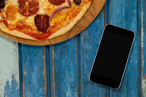 Telefon na biurko z drewna niebieski z żywności i kopia miejsce na telefon komórkowy — Zdjęcie stockowe