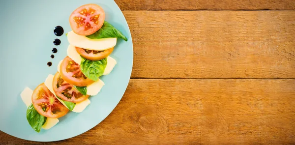 나무 테이블에 접시에 신선한 샐러드 — 스톡 사진