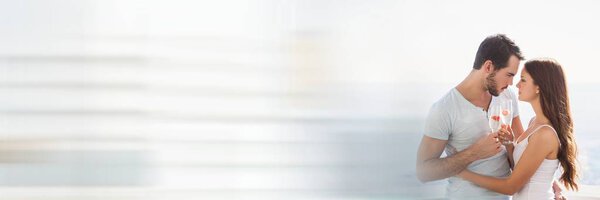 Пара тостов на улице и расплывчатый белый переход
