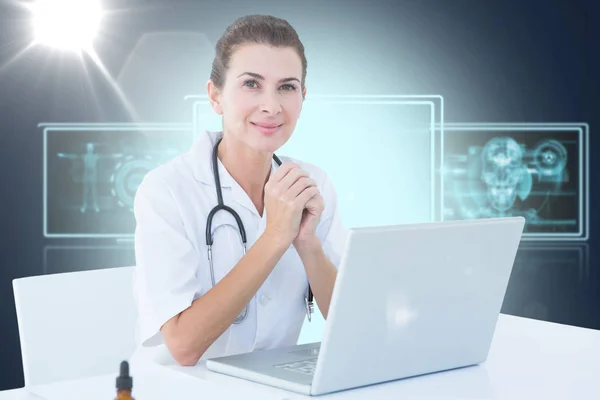 Композитне 3d зображення впевненого лікаря-жінки з ноутбуком на столі — стокове фото