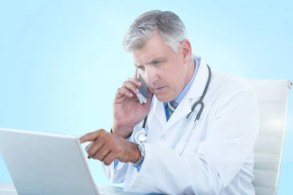 Gambar 3d komposit dari dokter laki-laki yang menunjuk laptop ketika menggunakan ponsel — Stok Foto