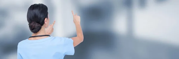 Doktor měření s prsty proti modré rozmazané chodba — Stock fotografie