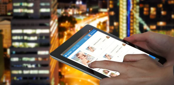 Zusammengesetztes 3D-Bild von Nahaufnahme einer Geschäftsfrau mit digitalem Tablet — Stockfoto