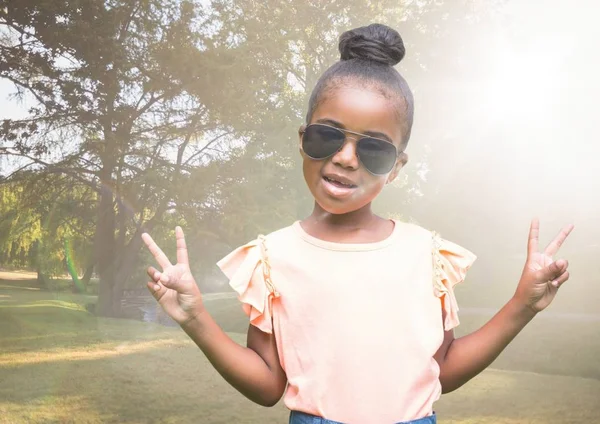 Girl in sunglasses making peace signs — Stock Photo, Image