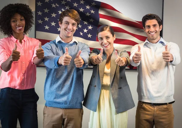 Colegas com polegares para cima contra a bandeira americana — Fotografia de Stock