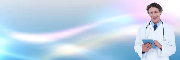 Arzt mit Tablette vor blauem und rosa verschwommenem abstrakten Hintergrund — Stockfoto