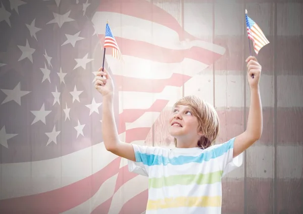 Niño feliz sosteniendo dos banderas americanas 3d — Foto de Stock