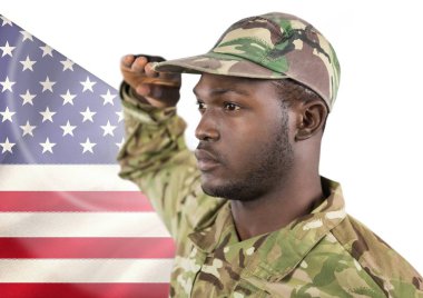 Askeri karşı Amerikan bayrağını selamlayan