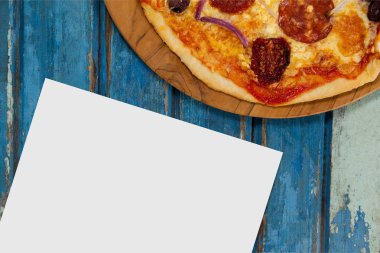 Kağıt üzerinde gıda ve kopya alanı ile mavi ahşap masa boş kartı