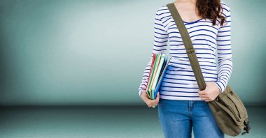 Üniversite öğrencisi çanta ve kitaplar yeşil duvara bölümle orta