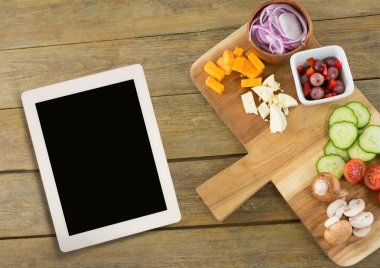 Tablet gıda ile ahşap masa üzerinde 3d