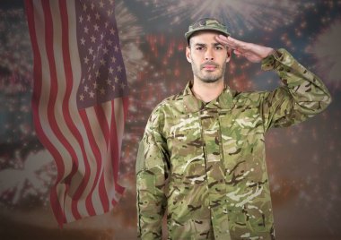 Amerikan bayrağı çırpınan karşı selamlayan gurur asker