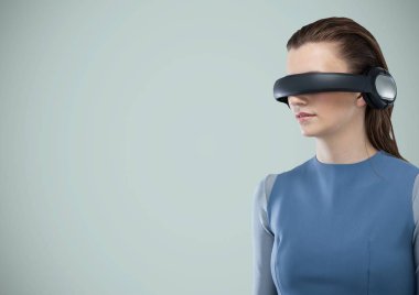 Sanal gerçeklikteki kadın kulaklığı 
