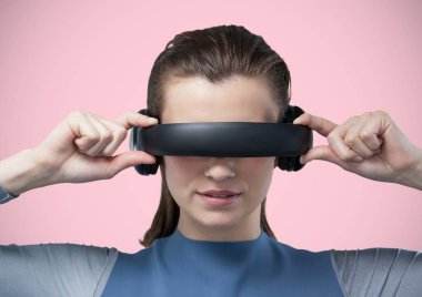 Sanal gerçeklikteki kadın kulaklığı