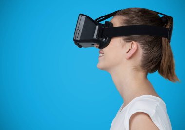 Sanal gerçeklikteki kadın kulaklığı 
