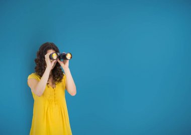 Dürbün mavi arka plan ile arayan kadın