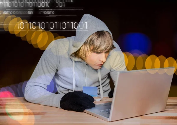 Blond haar hacker met behulp van een laptop — Stockfoto
