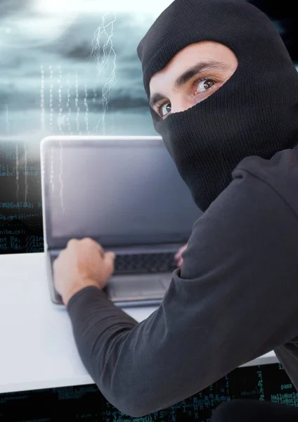 Hakera za pomocą laptopa i oglądania obiektywu — Zdjęcie stockowe