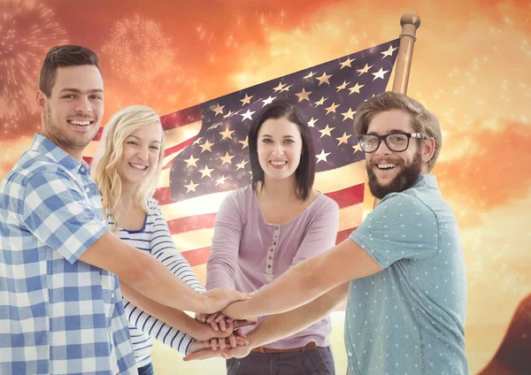 Freunde mit gemeinsamen Händen gegen amerikanische Flagge — Stockfoto