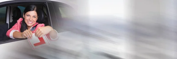 Женщина в машине рвет учебник L знак с копированием космического перехода — стоковое фото