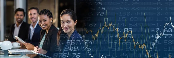 Linha de empresários com transição gráfico de finanças azuis — Fotografia de Stock