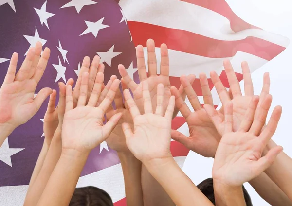 Руки вверх с развевающимся американским флагом — стоковое фото