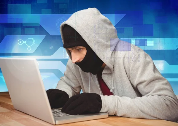 Hacker met behulp van een Laptop — Stockfoto