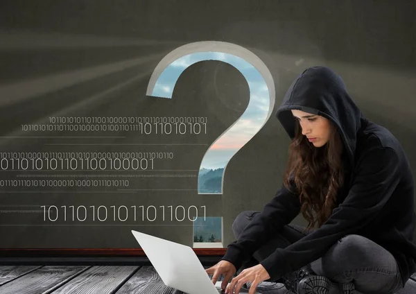 Hacker sentado e trabalhando em um laptop — Fotografia de Stock