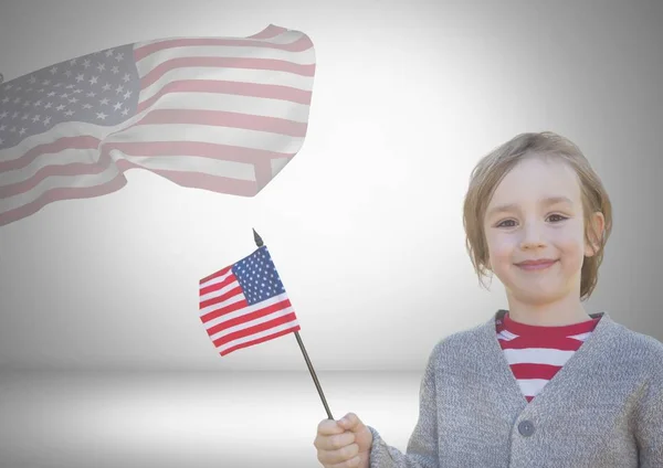 Ребенок с американским флагом — стоковое фото