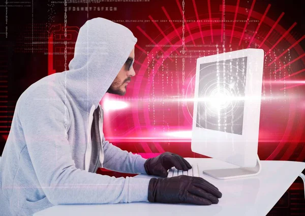 Hacker com óculos de sol usando um laptop — Fotografia de Stock