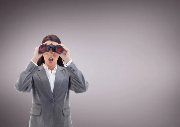 Mujer sorprendida mirando a través de binoculares sobre fondo púrpura 3d — Foto de Stock