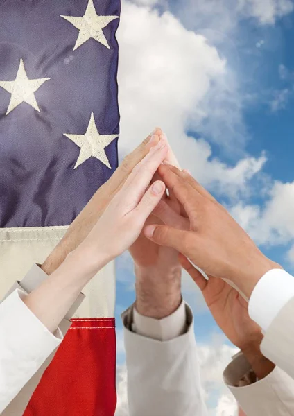 Manos altas fiving contra bandera americana — Foto de Stock