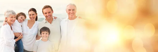 Familjen på stranden med gula bokeh övergång — Stockfoto