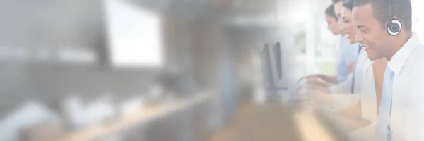 Специалисты по обслуживанию клиентов с наушниками с ярким офисным фоном — стоковое фото