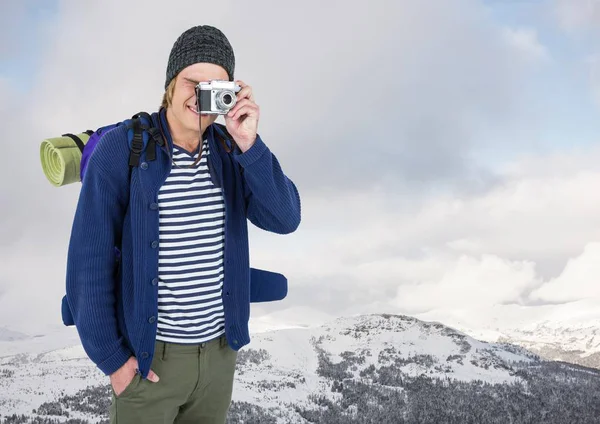 Bin yıllık backpacker kamera karşısına karlı tepeleri ile — Stok fotoğraf