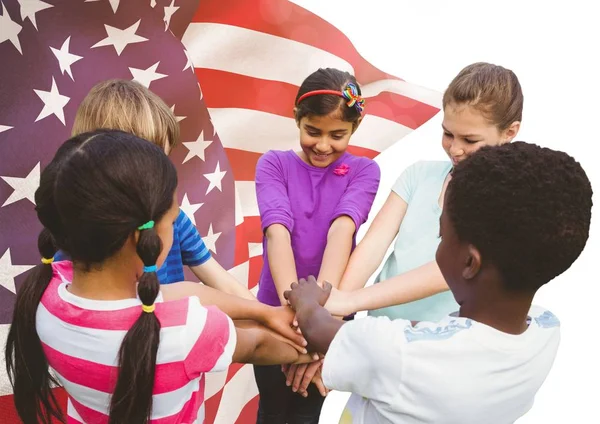Dzieci, łącząc ręce na dzień niepodległości — Zdjęcie stockowe