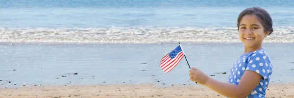 Chica con bandera americana en la playa — Foto de Stock