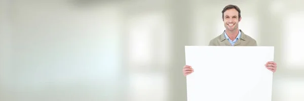 Entrega Courier segurando cartão em branco na frente de fundo borrado — Fotografia de Stock