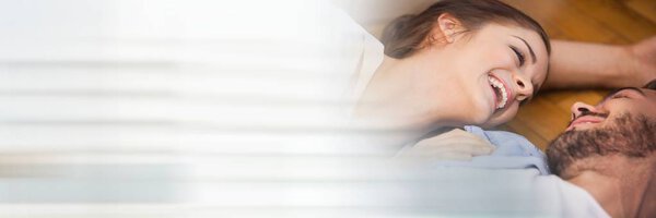 Пара смеющихся на полу и расплывчатый белый переход
