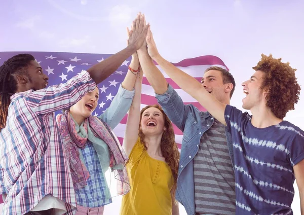 Даю пять друзьям против американского флага — стоковое фото