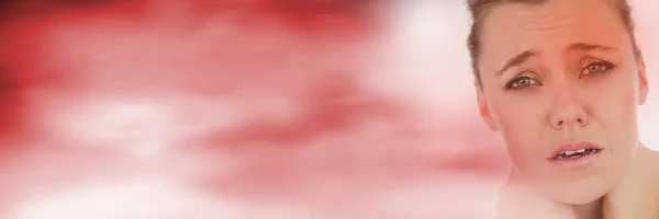 Портрет расстроенной женщины и расплывчатый красный переход — стоковое фото