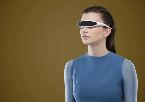 Kvinne med virtual reality hodetelefoner – stockfoto