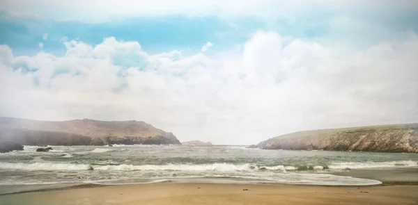 Vista da praia contra o céu nublado — Fotografia de Stock