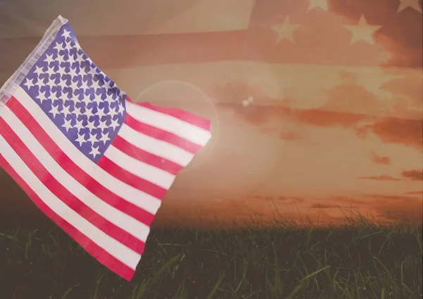 Çim sahası önünde Amerikan bayrağı — Stok fotoğraf