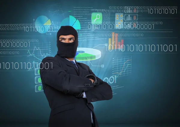 Hacker mit verschränkten Armen vor digitaler Grafik — Stockfoto