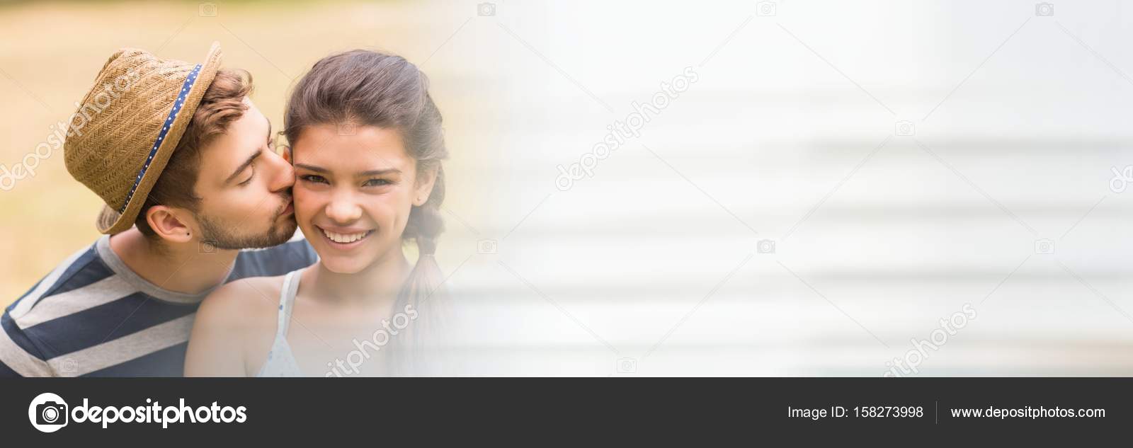 Millennial homem beijando mulher e turva transição branca — Stock Photo